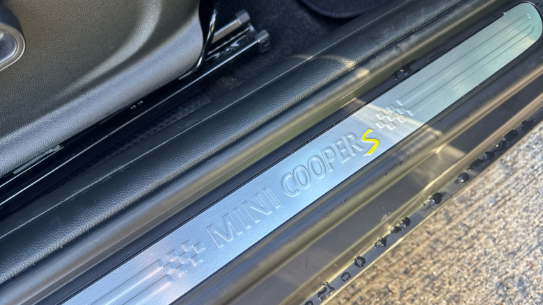 MINI Hatchback 135kW Cooper S Level 2 33kWh 3dr Auto Electric Hatchback